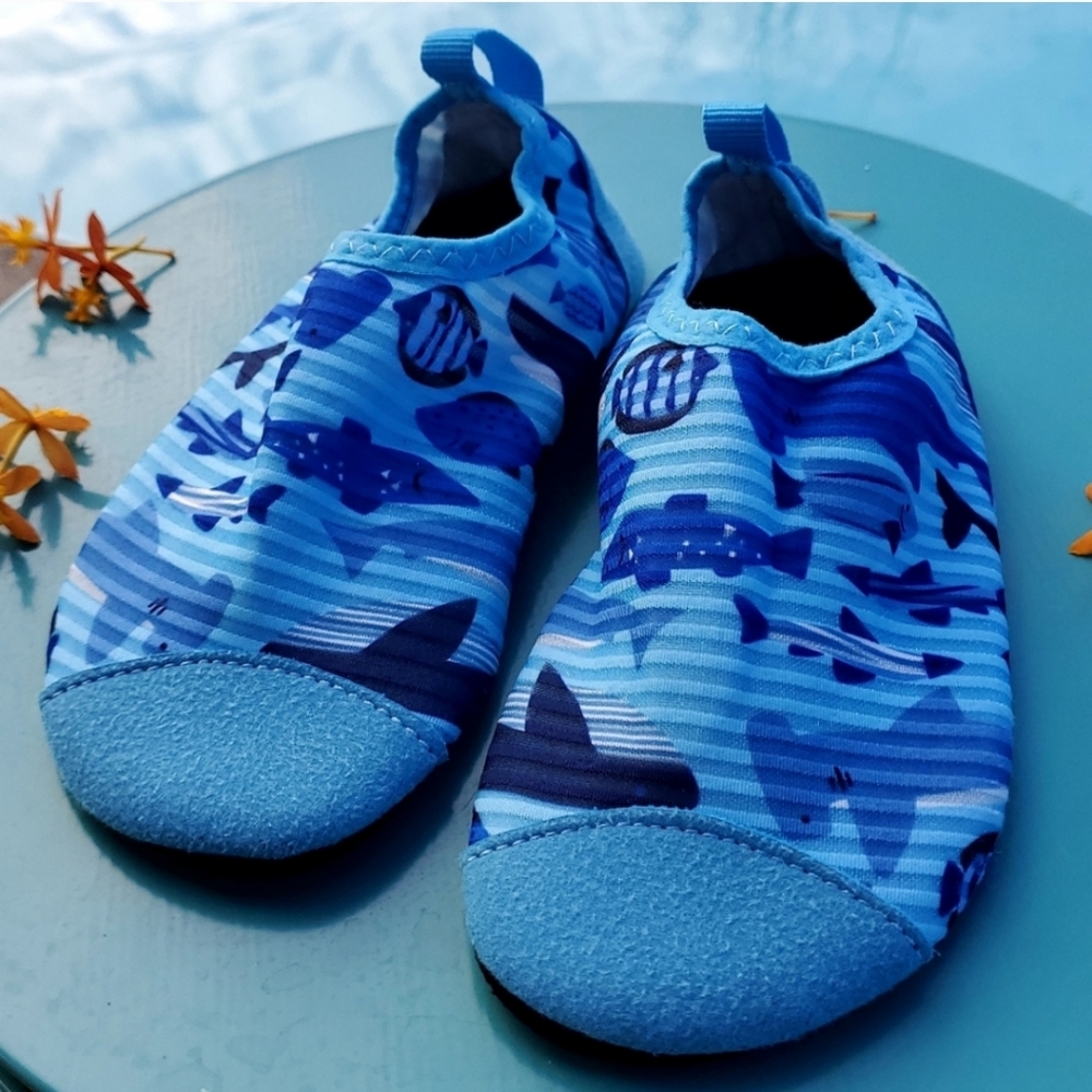 L Run shark water shoe socks, fit sz 10-13, blue